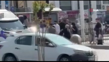Bursa'da boks ringini aratmayan kavga! Kimse engel olamadı