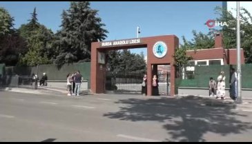 Onlar içeride, aileleri dışarıda ter döktü