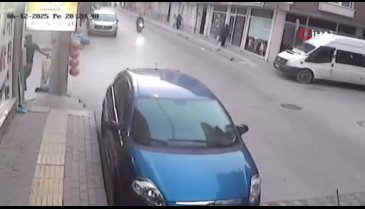 Bursa'da saniye saniye kaza! Ortada çarpıştılar