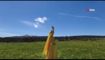 Çiçekler arasında 'Kafkas Dansı'