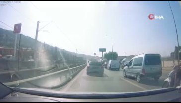 Bursa'da 'trafikten kaçayım' derken birbirlerine girdiler!