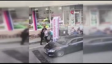 Yaşlı adamı acımasızca dövdüler!