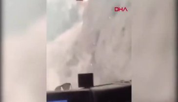 Hatay'daki orman yangınında itfaiye aracı alevlerin arasında kaldı