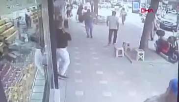 Bursa'da 4.2 büyüklüğündeki deprem kameralarda!