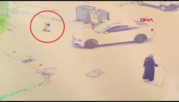 Bursa'da otomobilin çarptığı çocuk ağır yaralandı; o anlar kamerada