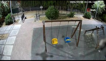Parktaki kameraları kıran şüpheliler kamerada