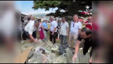 Kayak öğretmenleri, Uludağ'da yangın riskini artıran atık camlar ile çöpleri topladı