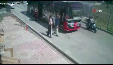 Belediye otobüsünde büyük panik! Alevlerin arasından kaçtılar...