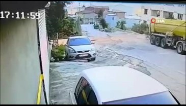 Kamyon metrelerce yükseklikten bahçeye uçtu!