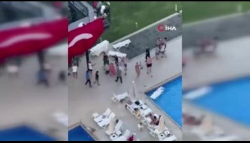 Pantolonlarıyla havuza girmek istediler! Ortalığı birbirine kattılar...