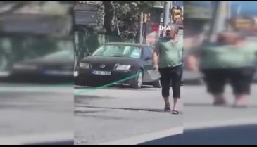 Sıcaktan bunaldı: Hortumla hem kendini hem de aracını yıkadı