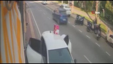 Aracından malzeme indiren market çalışanı canından oluyordu! O anlar kameralara yansıdı...