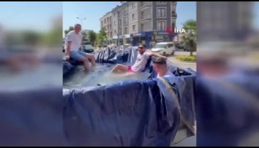 Bursa'da sıcak havalardan bunalan gençlerin serinleme yöntemi tebessüm ettirdi