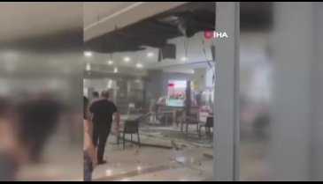AVM'de yemek yiyorlardı! Tepelerine çöktü...
