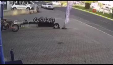 Otomobilin yaşlı adama çarptığı anlar kamerada