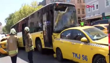 Zincirleme kazada çok sayıda yaralı var...