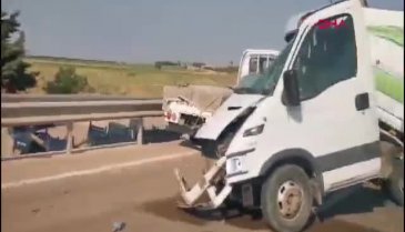 Bursa'da, TIR ve kamyonet çarpıştı: 1 yaralı