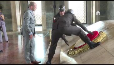 Belçikalı Bakan Francken'in Anıtkabir ziyaretinden flaş görüntü! Sosyal medyada gündem oldu...