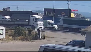 Bursa'da 3 aracın karıştığı zincirleme kaza kamerada
