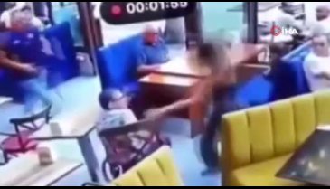 Tokat attığı kadın garsondan dayak yedi
