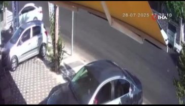 Araçta bırakılan çocuk, el frenini indirdi