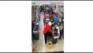 Zincir markette yürekleri sızlatan anlar!