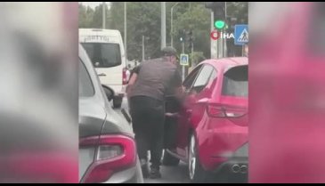 Trafikte cam silen gençler artık zorla kapıları açıp para istiyor