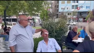 Çay bahçesinde kafasında sandalye parçaladı!