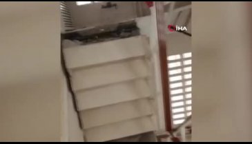 Apartmanın merdivenleri çöktü: Faciadan döndüler!