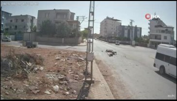 Motosiklet, minibüse ok gibi saplandı