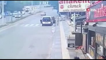 Freni boşalan aracın altında kalmaktan saniyelerle kurtuldular
