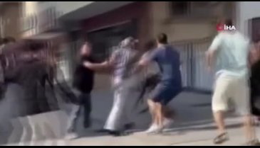 Sokak ortasında kafasına taş vurarak bayılttılar!