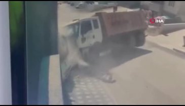 Bursa'da freni patlayan kamyon duvara çarptı! Mucize kurtuluş anı kamerada