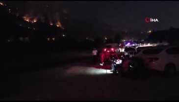 Orman yangını alanından tuhaf görüntüler! Kamp sandalyesine oturup izlediler...