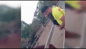 Attan beklenmedik hareket: Babasının kucağındaki çocuğu ısırarak alıp havaya fırlattı