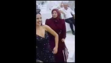 Kızının dans figürleri anneyi çileden çıkardı! Yüz hatlarına dikkat...