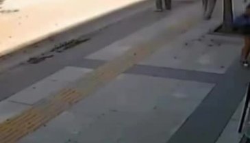 Annesinin elinden bir anda kurtuldu! Neredeyse canından oluyordu...