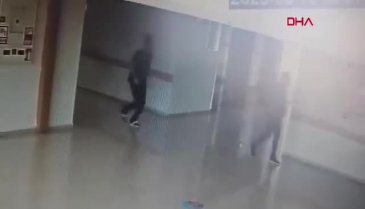 Hastaya müdahaleye giderken düştü: O anlar kamerada