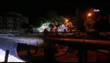 Erkek arkadaşıyla tartışınca köprüden atlamak istedi! Polis müdahalesi geldi...