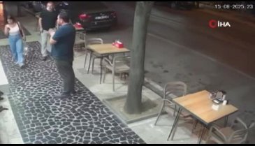 Otomobille çarpışan motosiklet, kağıt gibi savruldu! Kazanın görüntüleri kameralara yansıdı...