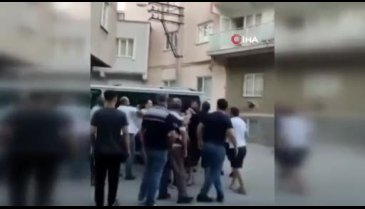 Bursa'da kalabalığın ortasında tekme tokat dövdüler