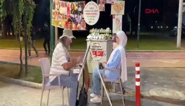 Bursa'da bir ağacın altında 55 yıldır aynı şeyi yapıyor!