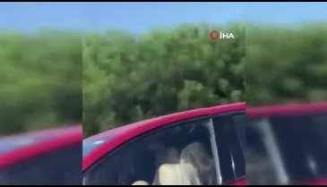 Seyir halindeki araçta akılalmaz görüntü! Kucağında ilerledi, başka araçtaki görüntüye aldı