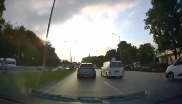 Bursa'da otomobilini üzerine sürdü! Dikkatsizliğin bu kadarı...