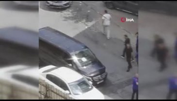 Sokak ortasında kavgaya tutuştan sürücüler, ambulansa yol vermedi