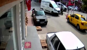 Bursa'da ölümle burun buruna: Koşarak geçen yayaya kamyonet çarptı