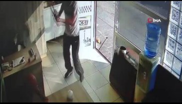 Elinde kılıçla taksiye binmek istedi, alınmayınca terör estirdi! 1 kişi ağır yaralı...