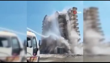 11 katlı binanın yıkım anı cep telefonu kamerasına yansıdı