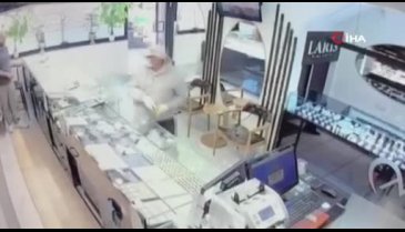 Kuyumcu soymaya çalışan hırsız sert kayaya tosladı! Esnaftan meydan dayağı yedi...