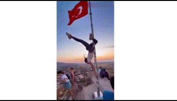 Türk bayrağında direk dansı! Görüntüler Valiliği harekete geçirdi